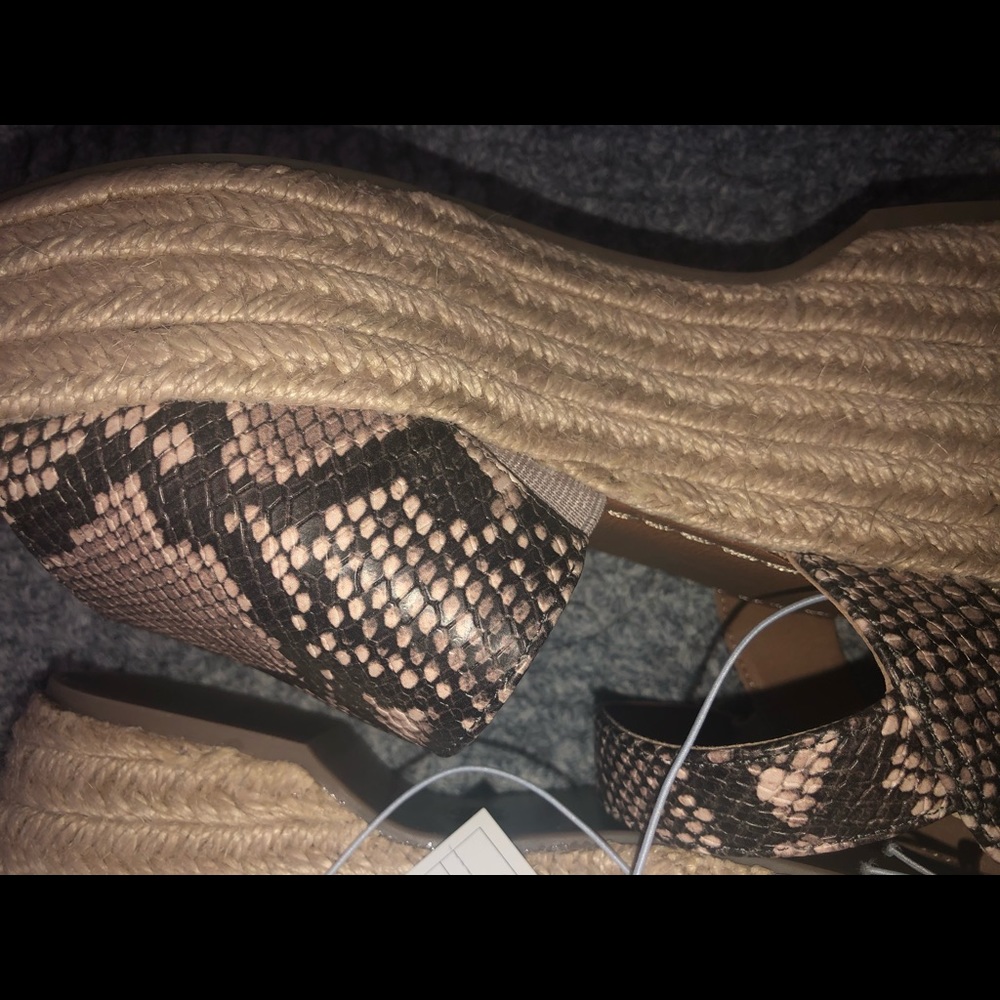 Universal Thread Sandals - Picture 5 of 8